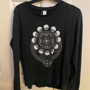 Black H&M crewneck with a pattern on the front